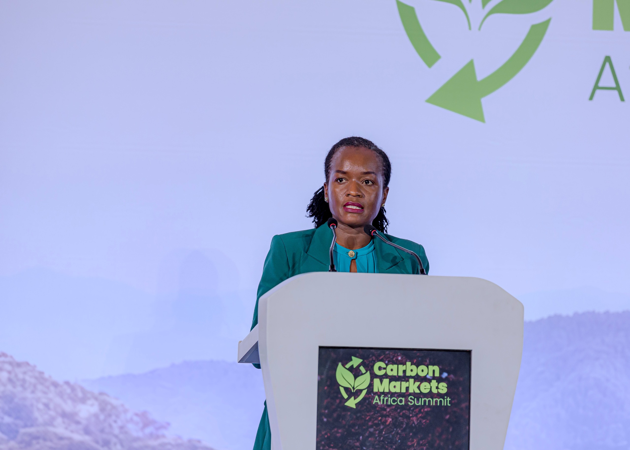Minisitiri w'Ibidukikije, Dr. Bernadette Arakwiye yavuzeko U Rwanda ruteganya gukoresha amahirwe atangwa n’amasoko mpuzamahanga y’inguzanyo za karuboni (Carbon Markets) mu gushaka amafaranga azafasha gushyira mu bikorwa gahunda zo kurengera ibidukikije, guteza imbere ingufu zisukuye no kubaka ubukungu budahumanya ikirere.