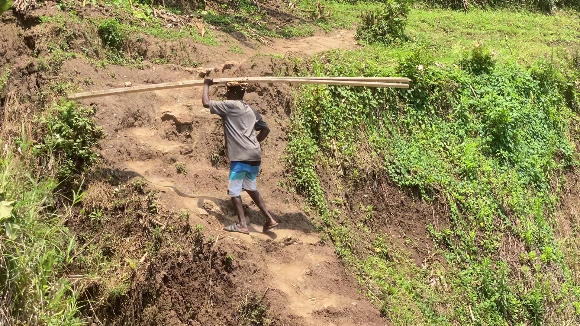Mabuja akimenya ko nisiramuje yatangiye kwambara ubusa imbere yanjye biratinda ananyisangira mu gitanda