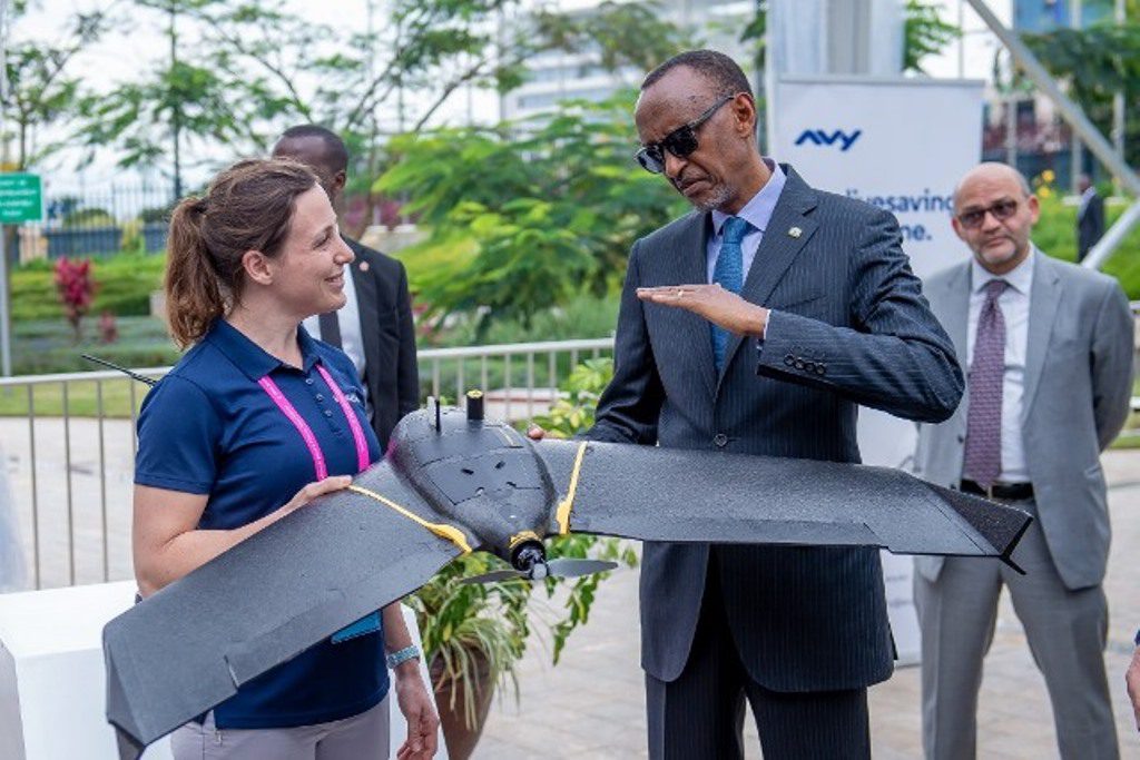 Perezida Kagame yakuyeho amahooro kuri serivisi n’ibyemezo 12