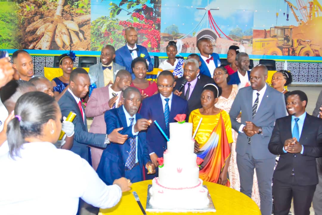 Nyamasheke: Ababyeyi bagabiye inka umuyobozi w’ishuri utarirengagije impfubyi zamuganaga