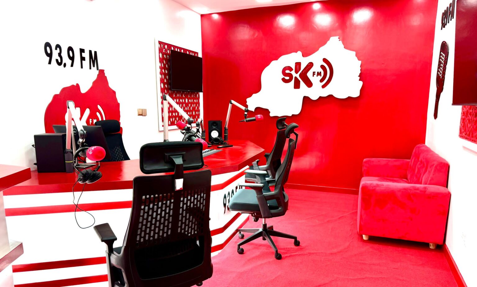 Umunyamakuru Sam Karenzi yafunguye Radiyo (Amafoto)