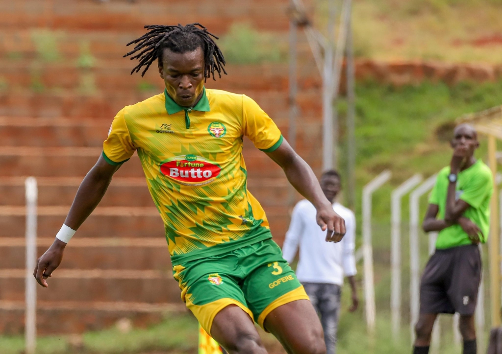 Rayon Sports irakoza imitwe y'intoki kuri myugariro w'Umugande