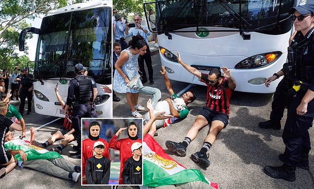 Abakinnyi ba Iran banze kuririmba indirimbo y'igihugu banze gusubira iwabo